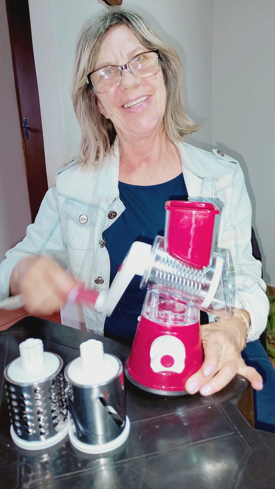 Cliente usando o ralador com as três lâminas